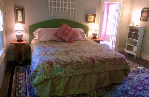 Ottawa Other | Vintage farmhouse on Fox River reserve - near Starved Rock, canoeing, skydiving.