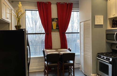 West Town Apartment | Vintage firehouse quiet two bedroom apt