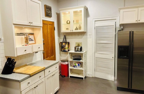 West Town Apartment | Vintage firehouse quiet two bedroom apt