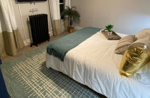 St. Charles Apartment | Vintage Pet Friendly Apt /5 blks to Fox River/ FREE WIFI, Parking, Laundry