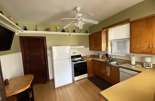 Lakeview House | Vintage Wrigleyville Apartment + Free Parking