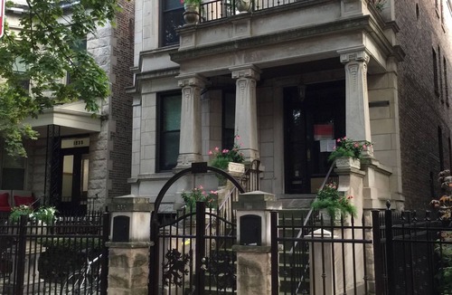 Lakeview House | Vintage Wrigleyville Apartment + Free Parking