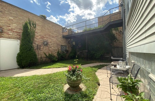 Lakeview House | Vintage Wrigleyville Apartment + Free Parking