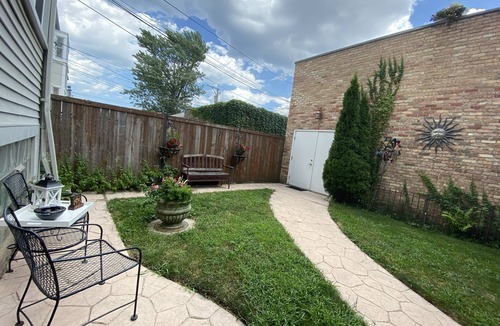 Lakeview House | Vintage Wrigleyville Apartment + Free Parking