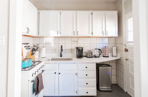 Rogers Park House | VintageLoversEscape|Homey|Stylish1BR|CloseToBeach