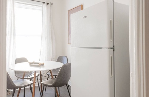 Rogers Park House | VintageLoversEscape|Homey|Stylish1BR|CloseToBeach