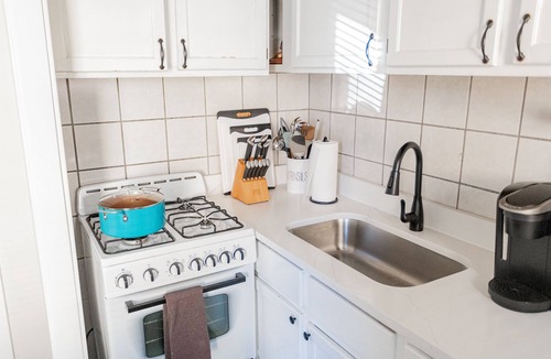 Rogers Park House | VintageLoversEscape|Homey|Stylish1BR|CloseToBeach