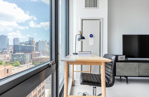 West Loop Apartment | W Loop Studio w Gym Pool Coworking nr UIC CHI-397