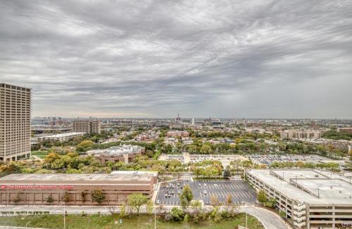 West Loop Apartment | W Loop Studio w Gym Pool Coworking nr UIC CHI-439