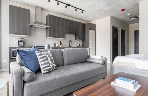 West Loop Apartment | W Loop Studio w Pool Gym nr Restaurant Row CHI-264