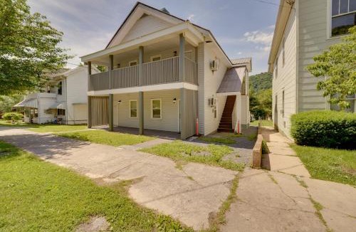 Bellepoint Apartment | Walk Downtown! Hinton Historic District Studio