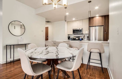 Killgubbin Apartment | Walk Everywhere! 5 mins to Magnificent Mile, River