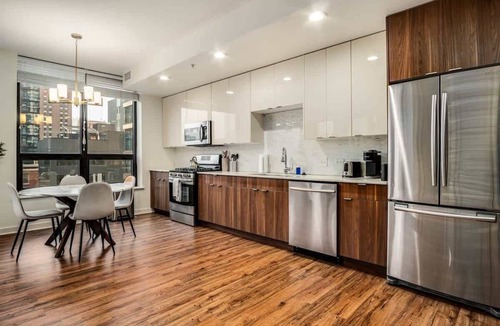 Killgubbin Apartment | Walk Everywhere! 5 mins to Magnificent Mile, River