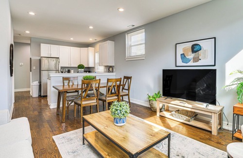 Bucktown Apartment | Walk to Blue Line: Sleek Apartment in Bucktown!