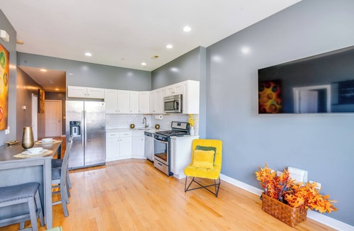 Grand Boulevard House | Walk to Chicago's Shops & Eats: Bronzeville Duplex