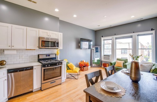 Grand Boulevard House | Walk to Chicago's Shops & Eats: Bronzeville Duplex
