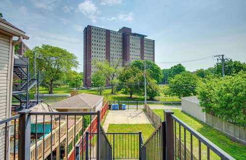 Grand Boulevard House | Walk to Chicago's Shops & Eats: Bronzeville Duplex