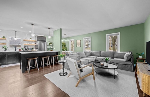 St. Charles House | Walk to downtown St. Charles: Hot Tub, 4K TV Surround Sound, Espresso, Fire pit!