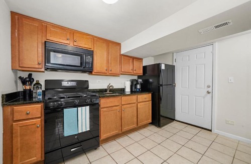 Mayfair Apartment | Walk to Train l Near attractions and ORD l Free Parking l Patio