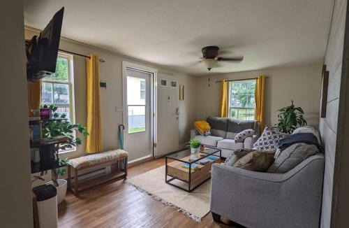 Springfield Apartment | Walk to Washington Park, Pet-friendly, Backyard