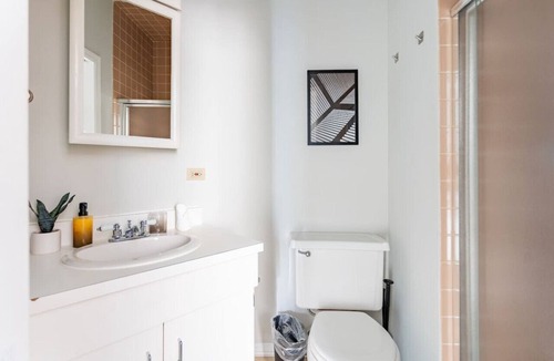 Sheffield and DePaul Apartment | Walker's Paradise 1-Bedroom Apt in Lincoln Park