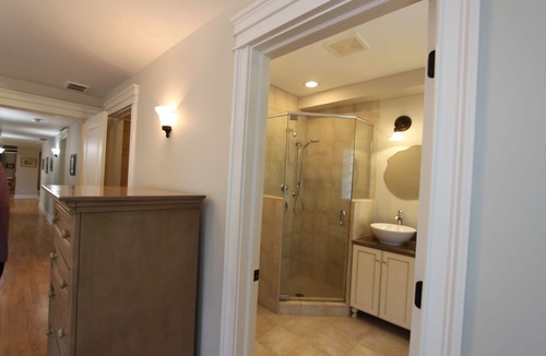 Rogers Park Condo | Walking distance to Lake Michigan, shops and restaurants.