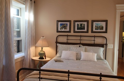 Rogers Park Condo | Walking distance to Lake Michigan, shops and restaurants.