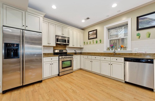 Rogers Park Condo | Walking distance to restaurants, shops and Lake Michigan,