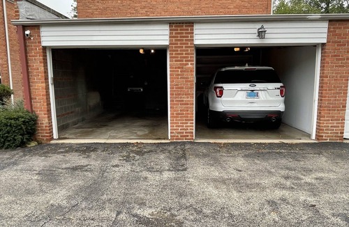 Winnetka House | Warm and Cheerful 3 Bedroom Winnetka Townhouse
