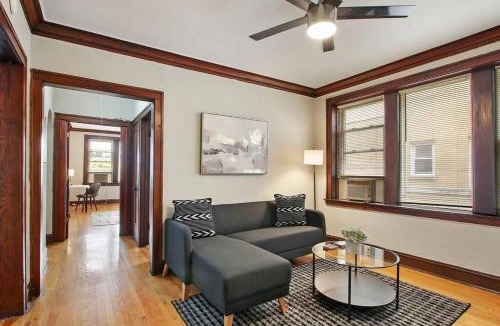 East Albany Park Apartment | Warm & Inviting 2BR Apartment - Fullerton 1B