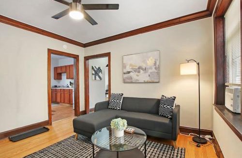 East Albany Park Apartment | Warm & Inviting 2BR Apartment - Fullerton 1B
