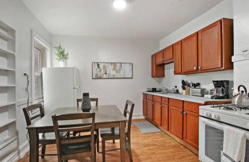 East Albany Park Apartment | Warm & Inviting 2BR Apartment - Fullerton 1B