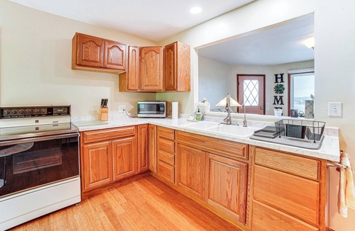 Peoria Heights House | Watch the Sunrise at this Quaint Lake-View Cottage