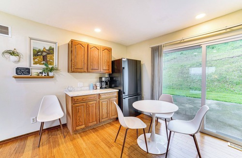 Peoria Heights House | Watch the Sunrise at this Quaint Lake-View Cottage
