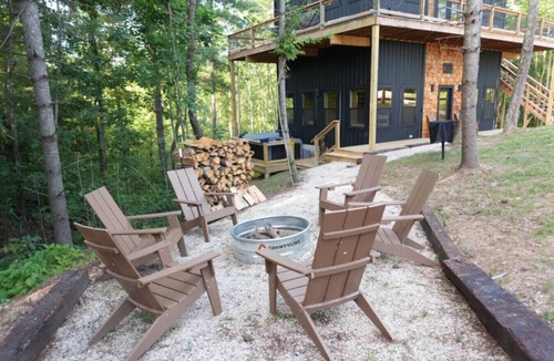 Campton Cabin | Watchtower + Private 3 BR Cabin + Hot Tub