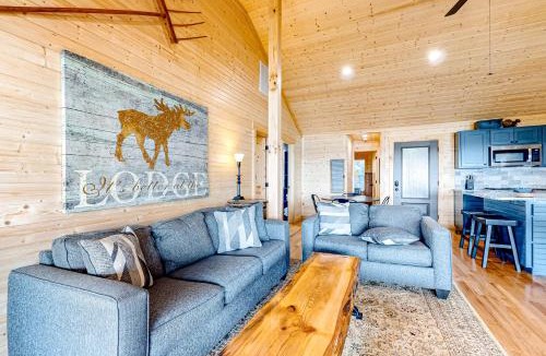 Dandridge House | Waterfront Home N Douglas Lake 2 decks Rec room