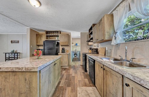 Goodview House | Waterfront home with 3 bedrooms and free parking