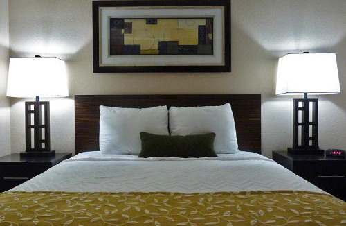 Johnsburg Hotel | Waterfront Hotel and Marina