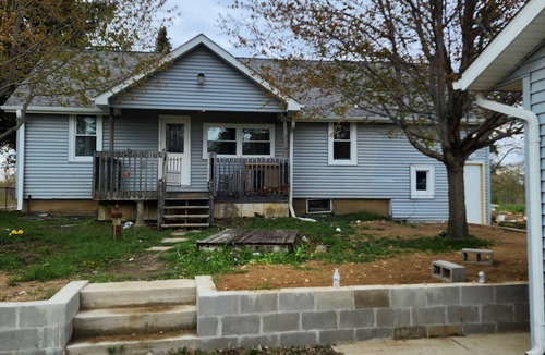Woodstock House | WATERFRONT HOUSE, Full remodel it.nOne acre lot. nNot nightboar