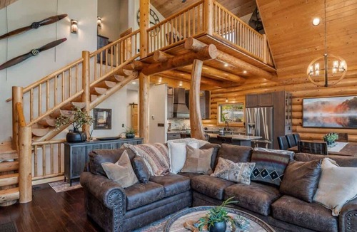 Sagle House | Waterfront Log Home, Dock, Hot Tub, and Pickleball