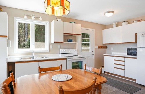 Faraday Cottage | Waterfront Private Hideaway near Bancroft (LLYL’S Place)