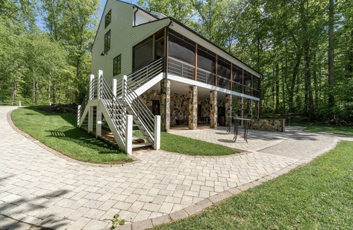 Powhatan House | Waterfront, Spacious 5-bedroom Wedding Venue estate in charming Powhatan!
