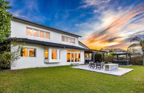 Coral Gables House | Waterfront Villa with Pool and Dock