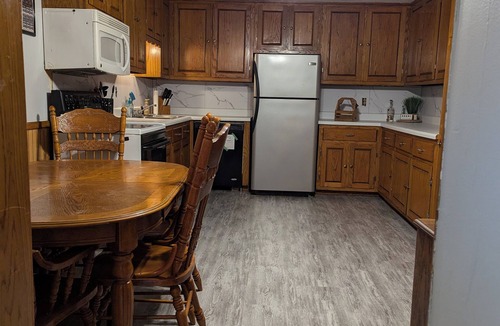 Tamms House | Welcome campers, hikers, fishermen, girls' weekend wine getaways!
