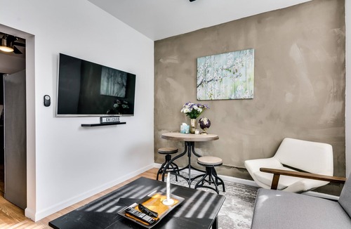 West Town Apartment | Welcome to West Town! 2 Bedrooms and PET FRIENDLY by AllSet Turnover