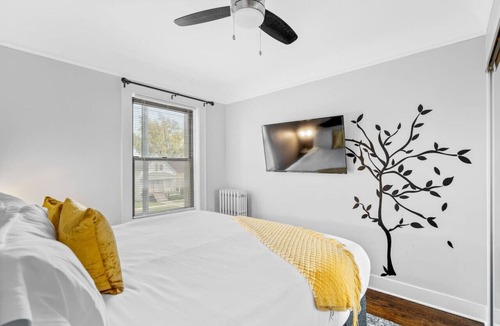 Chicago Apartment | Well-Appointed 2BR Apt in a Vibrant Area