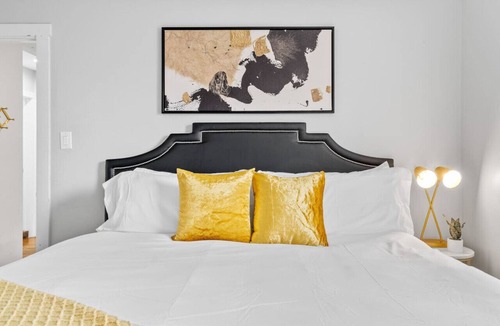 Chicago Apartment | Well-Appointed 2BR Apt in a Vibrant Area