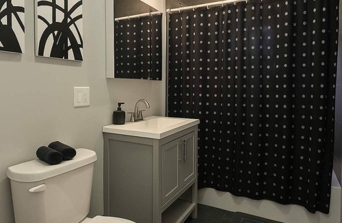 East Albany Park Apartment | Well-Furnished 3-Bedroom Apt
