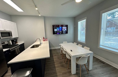 Heart of Chicago Condo | West Pilsen Hideaway