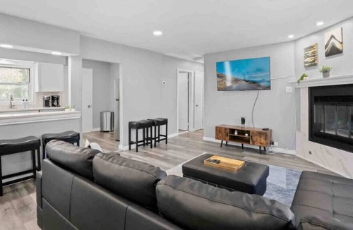 Highland Hills House | Western Suburban Wonder- Near Oakbrook